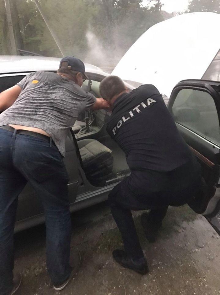 В Унгенах полицейский помог потушить загоревшийся автомобиль