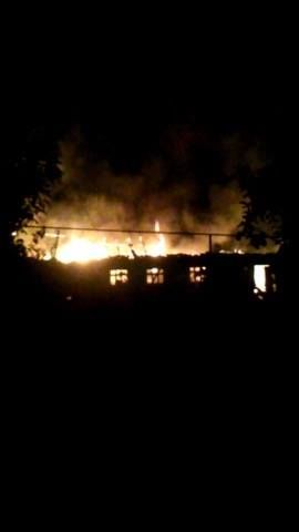 Incendiu puternic în apropiere de Strășeni: Un depozit părăsit a luat foc