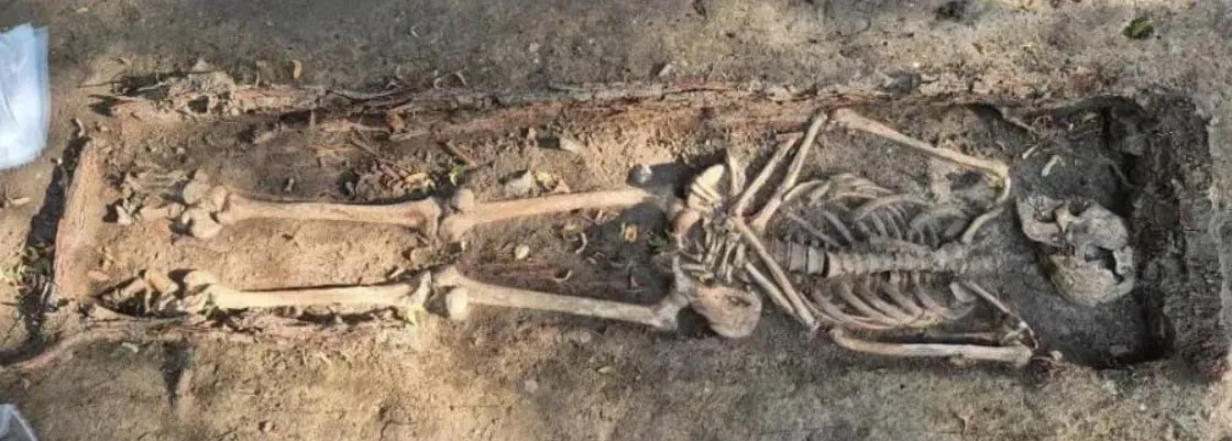 Arheologii din Germania au dezgropat mormântul unui zombie cu o piatră pe piept