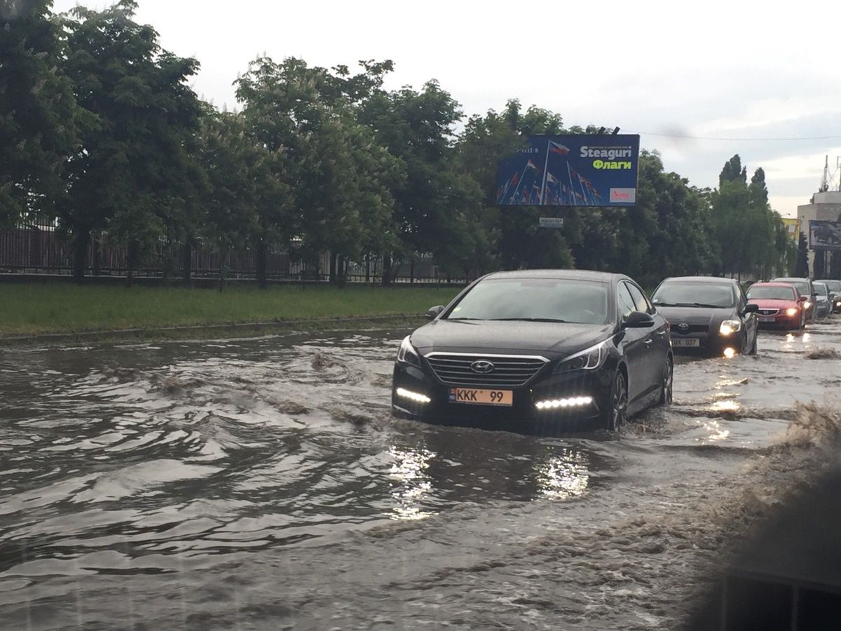 Ploaia de astăzi a transformat străzile Chișinăului în adevărate râuri