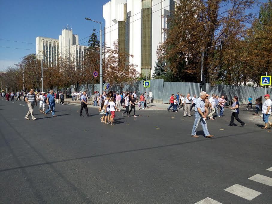Protestul opoziției s-a dezumflat. Manifestanții au început să părăsească scuarul Parlamentului