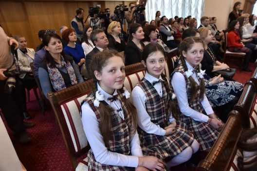 Корина Фусу наградила детей, которые выразили свою любовь к родному языку