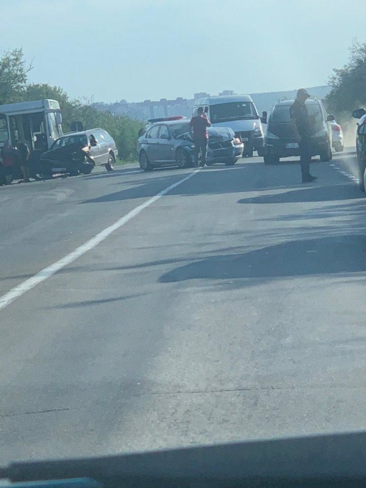 На Балканском шоссе одновременно произошли 3 ДТП, повреждены семь машин