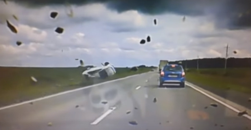Accident uimitor: O mașină, filmată cum se rostogolește de 10 ori