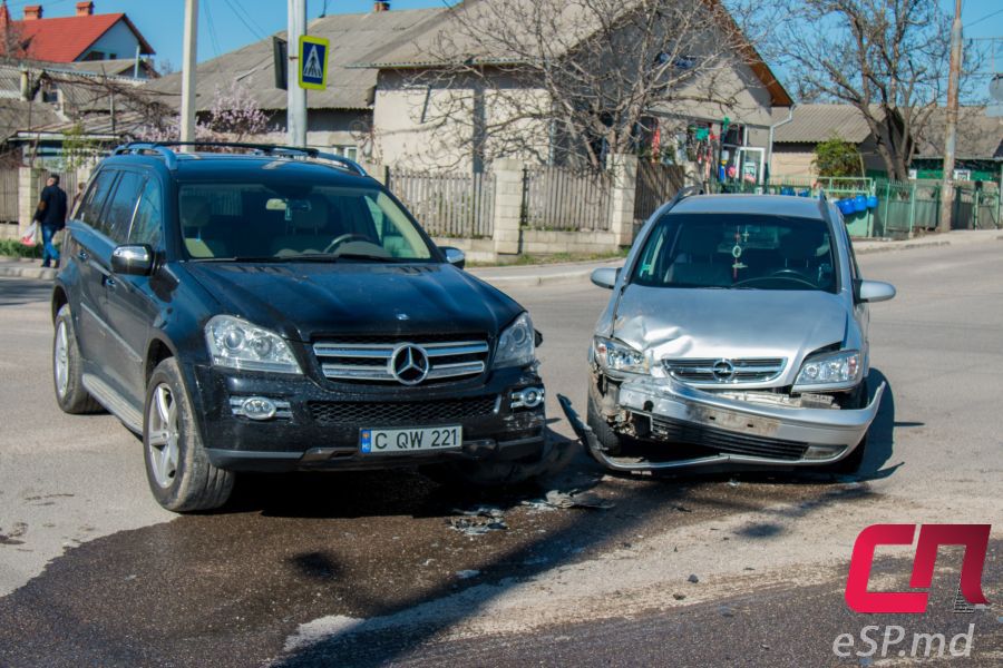 В Бельцах на перекрестке столкнулись Мерседес и Опель