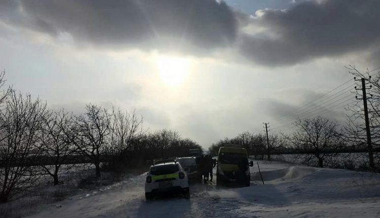 В Сороках в снегу застрял школьный автобус с 15 учениками
