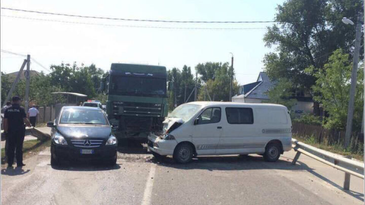 Accident grav la Hânceşti. Două automobile s-au ciocnit frontal, o persoană a ajuns la spital