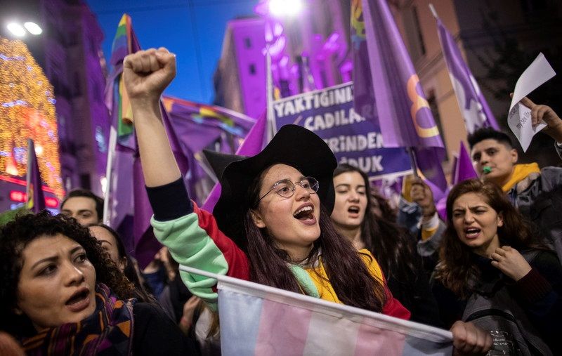 Феминистки устроили скандальный марш в Стамбуле