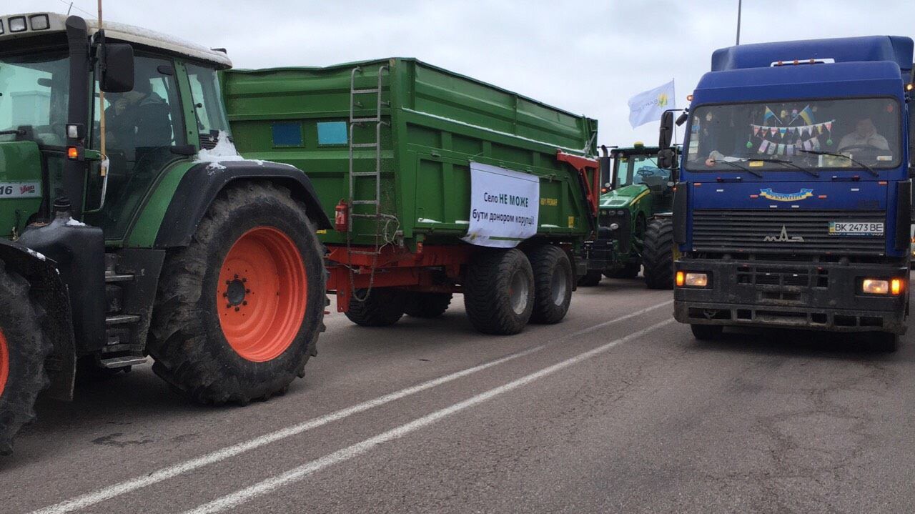 Украинские аграрии заблокировали главные дороги