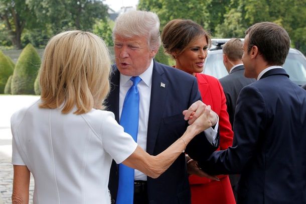 Трамп подвергся критике за комплимент жене Макрона