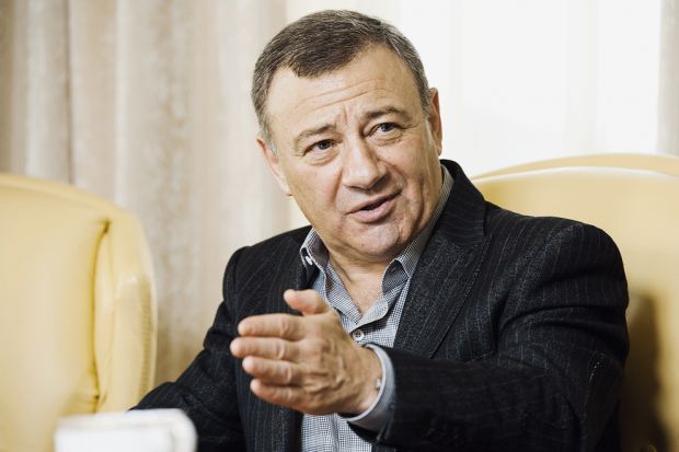 Forbes назвал самых богатых холостяков