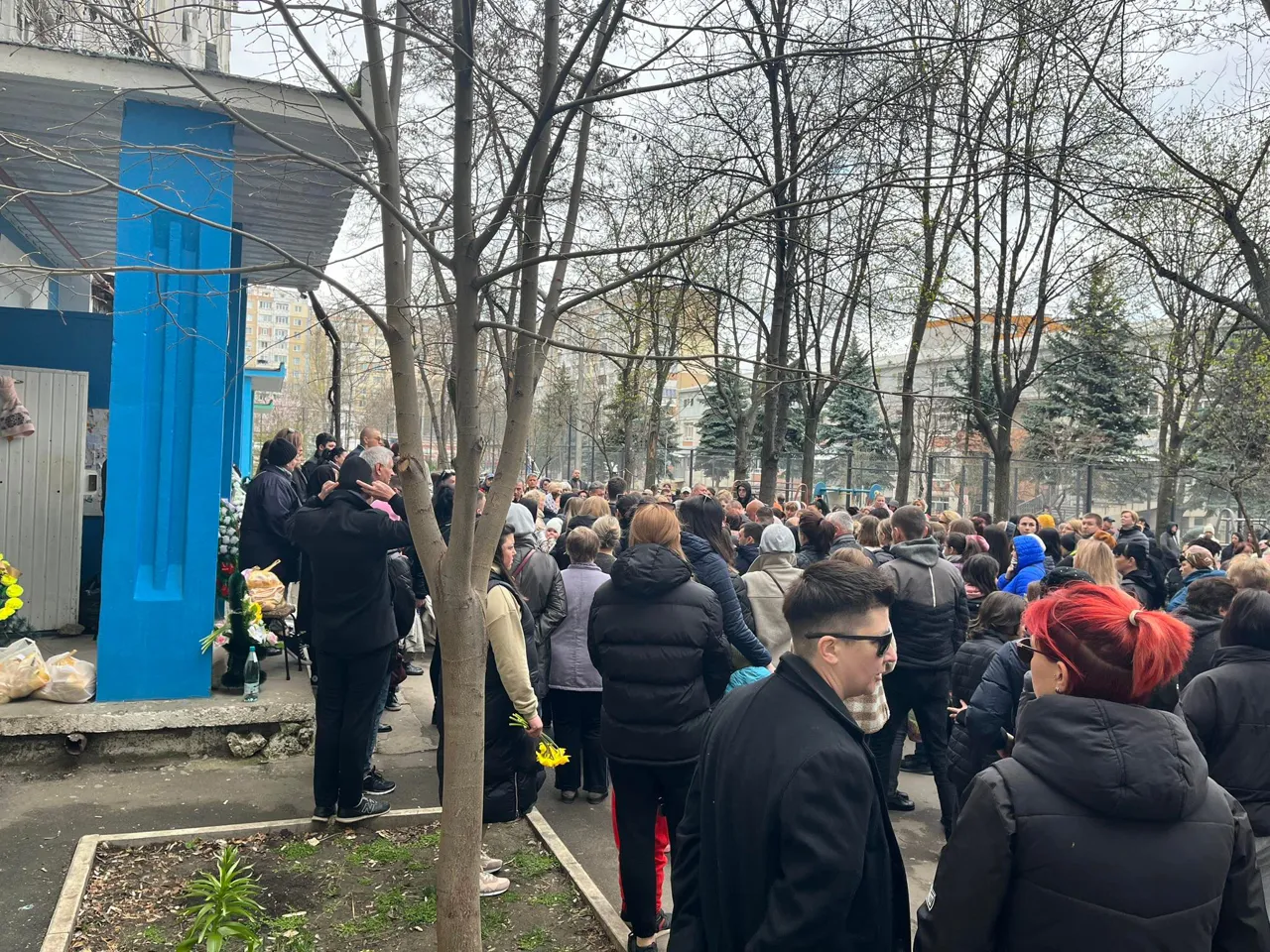 Родные и друзья прощаются со сбитой на Чеканах девочкой