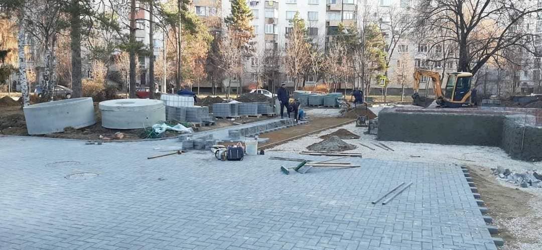 Продолжаются работы по восстановлению сквера на улице Н. Титулеску