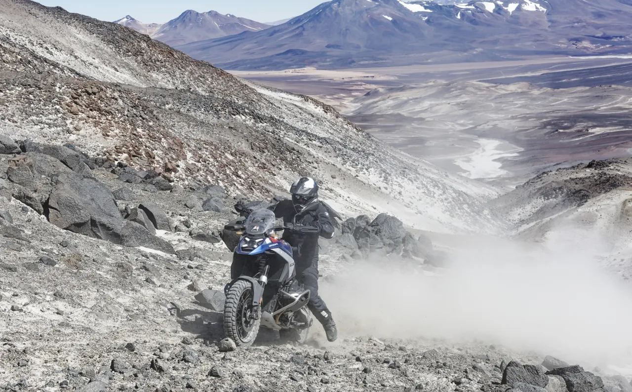 Серийный BMW R 1300 GS поднялся на самый высокий действующий вулкан