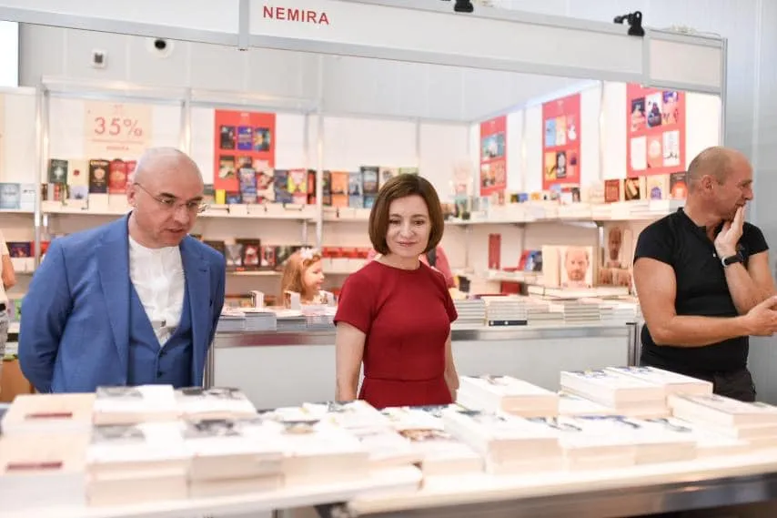 Санду на ярмарке Bookfest прочла детям “Маленького принца” и раздала автографы