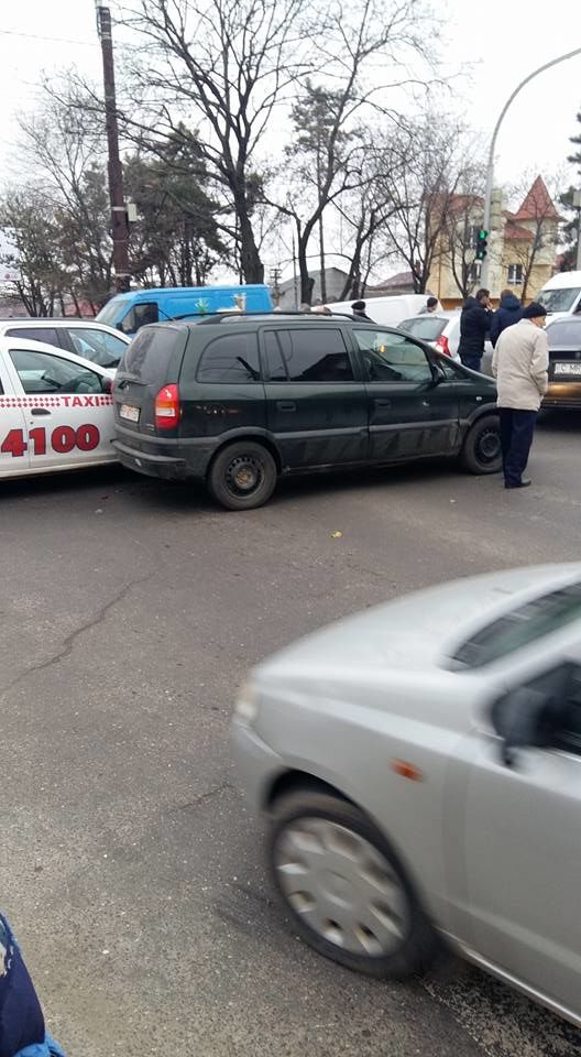 В цепной аварии в Кишиневе оказались задействованы пять автомобилей