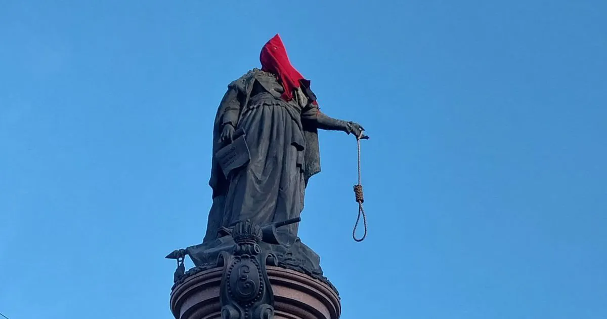 В Одессе на статую Екатерины II надели колпак палача