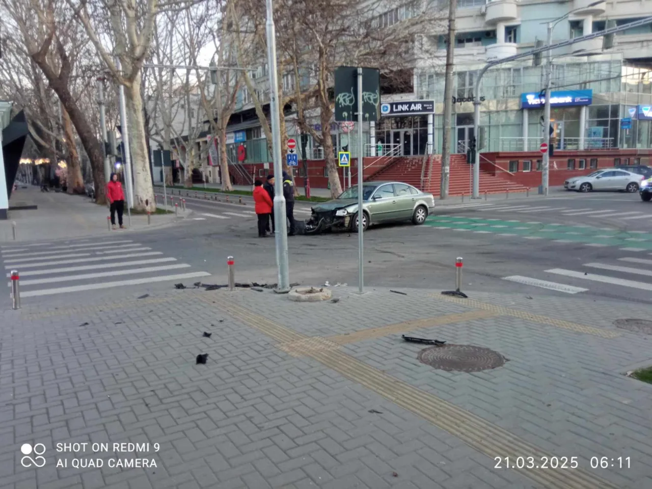 Accident în Capitală: Un microbuz s-a răsturnat după ce s-a tamponat cu o altă mașină