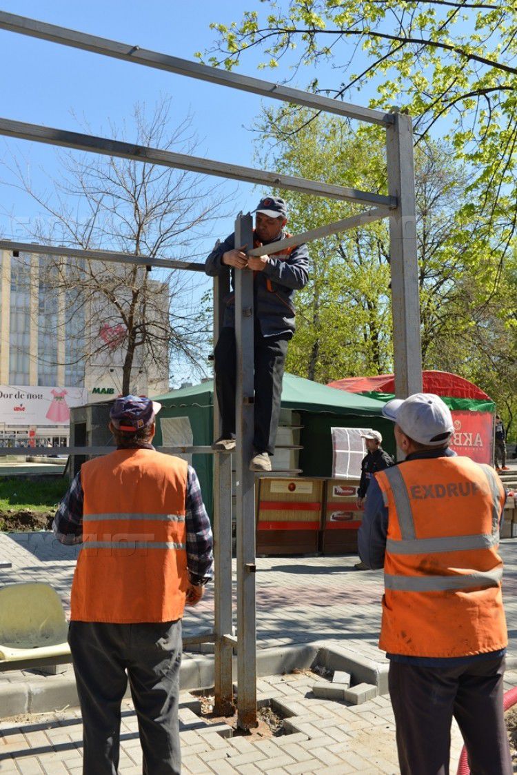На «новой» остановке транспорта на бульваре Штефана чел Маре установили старые сиденья