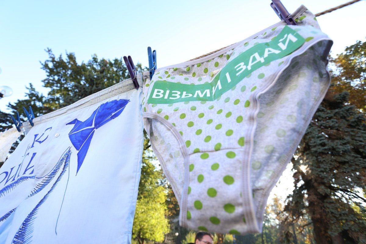 Возле Рады развесили "трусы политиков"