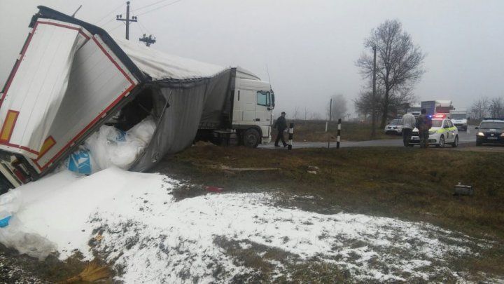 В Шолданештском районе произошла авария на железной дороге: поезд сбил фуру