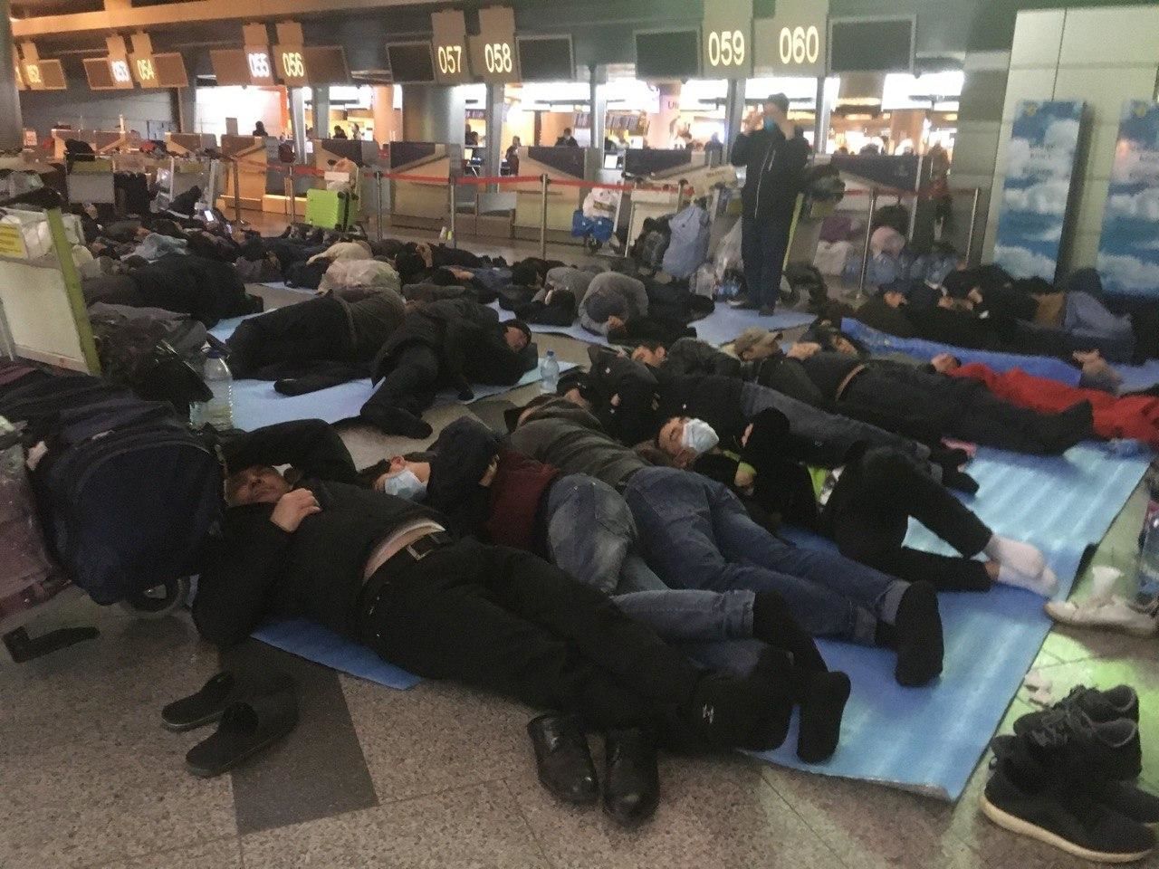 Мигранты спят на полу во Внуково в ожидании рейсов домой