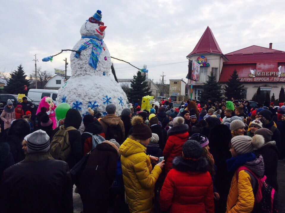 В Одесской области слепили рекордного снеговика
