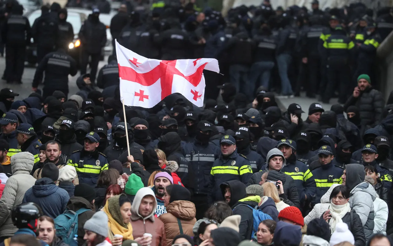Протестующие забросали яйцами парламент Грузии: первое заседание началось без оппозиции