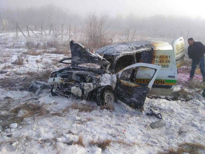 O Dacie a luat foc după ce s-a ciocnit de un Renault lîngă Drăsliceni