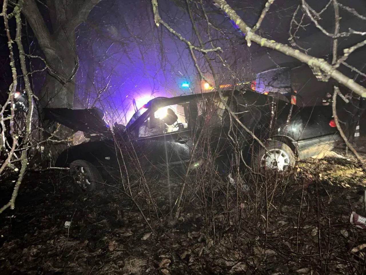 Un Mercedes s-a izbit cu o viteză excesivă de un copac la Râșcani: Două persoane au murit