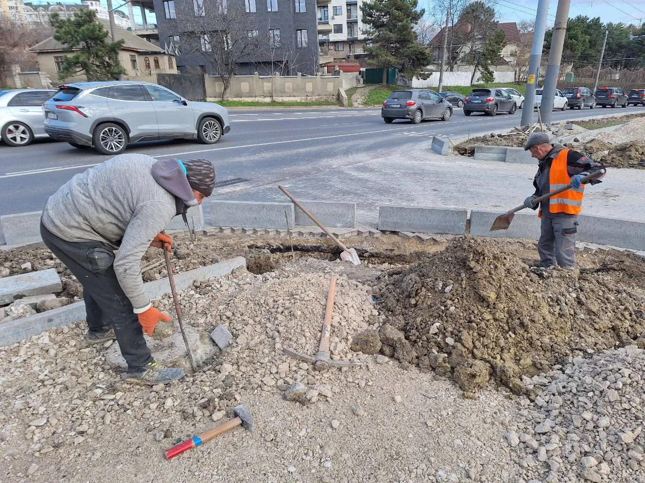 Продолжаются работы по восстановлению тротуара на бульваре Ренаштерий