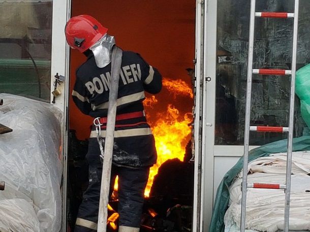В Румынии горит химический склад