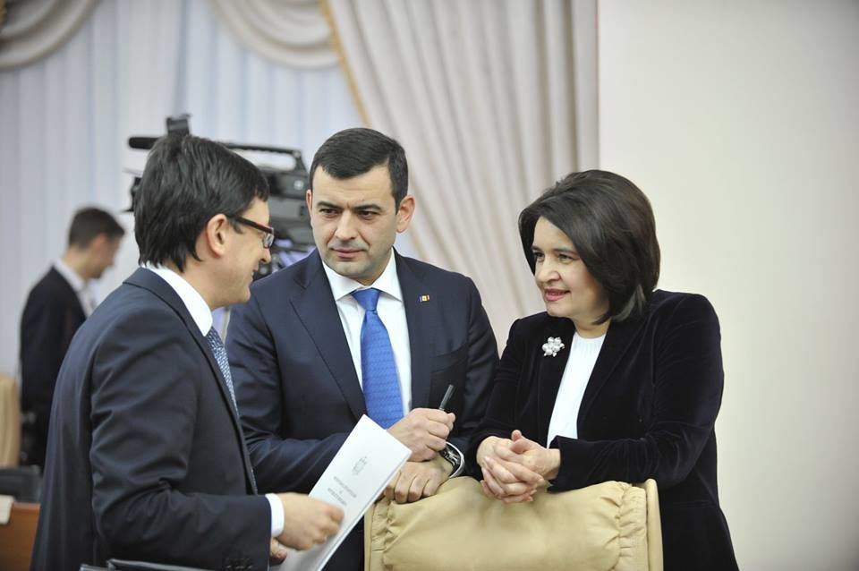 Stilul doamnelor din Executiv, comentat de stilist: Laudă şi critică