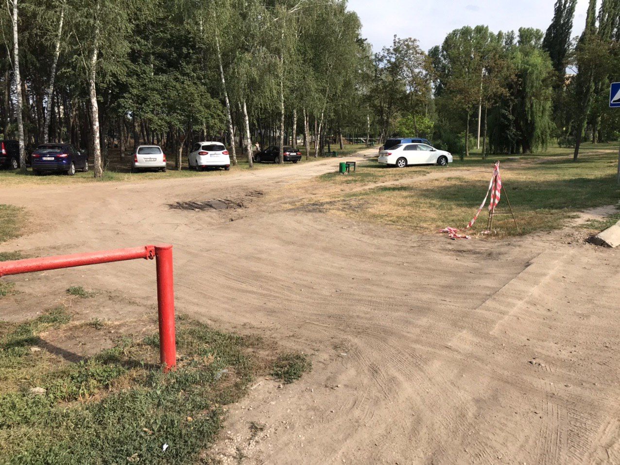 Автомобилисты стали парковаться прямо в парке на Скулянке