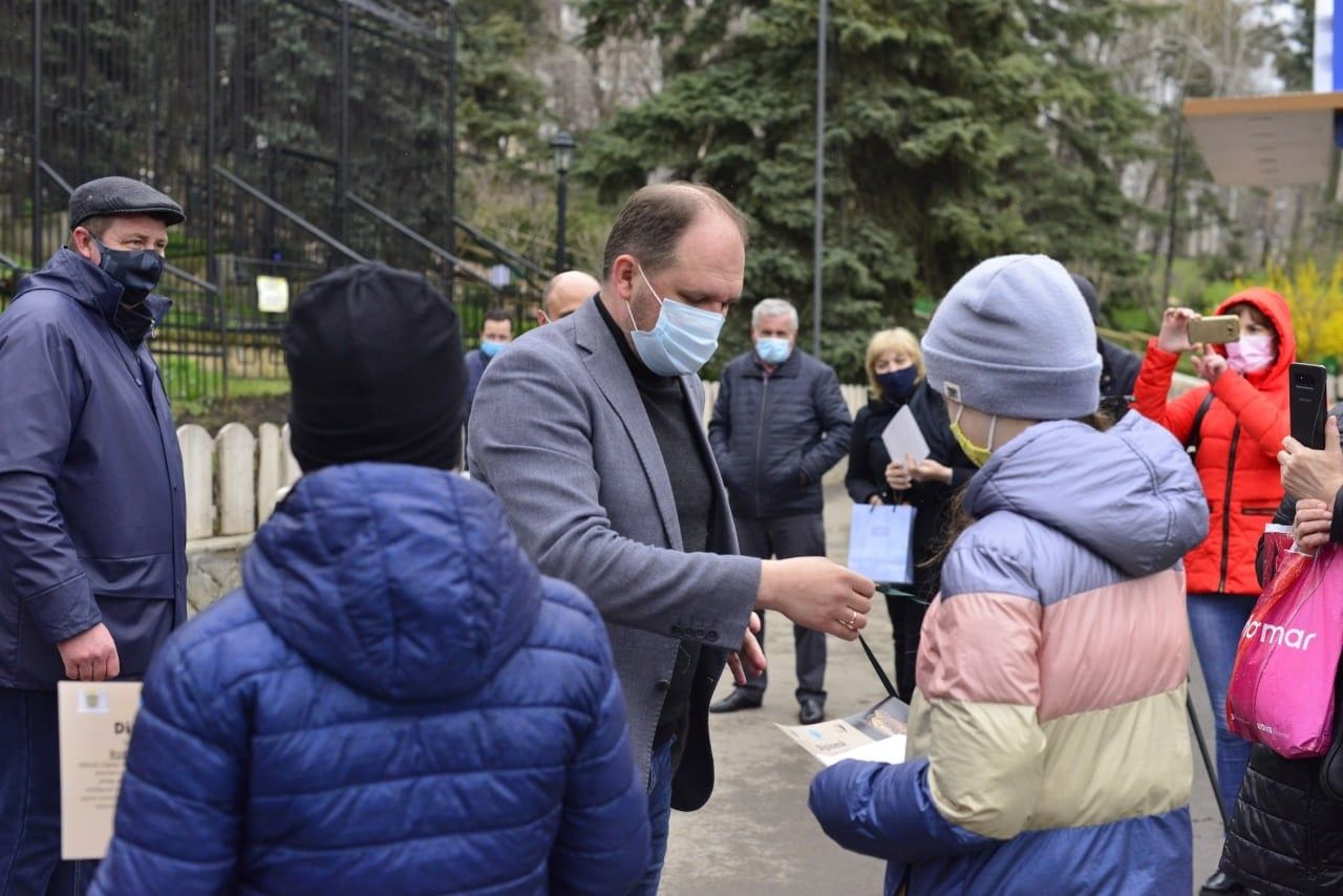 Ребята, давшие имена 4 львятам из столичного зоопарка, получили премии