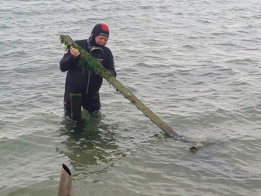 Ежедневно со дна на одесских пляжах поднимают до 15 кг мусора
