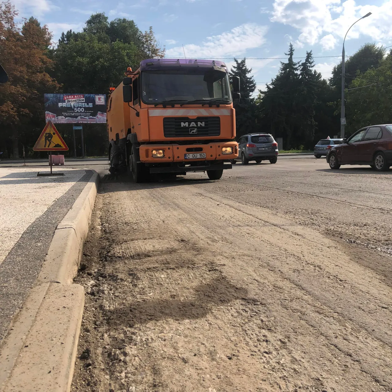 На Ботанике продолжаются работы по укладке асфальтового полотна