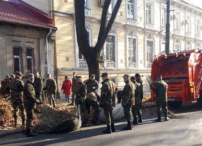 Молдавская армия помогала очистить Кишинев от опавшей листвы