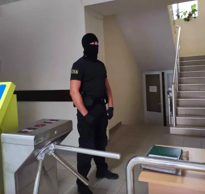 Вымогали взятки у экономических агентов: трое чиновников ANSA задержаны на 72 часа