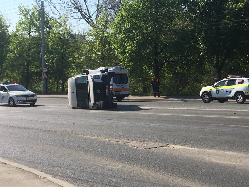 В результате ДТП на Рышкановке перевернулся микроавтобус