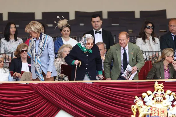 Елизавета II впервые за два месяца появилась на публике
