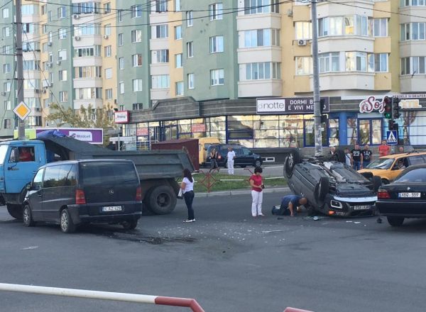 В результате ДТП на Чеканах перевернулась машина