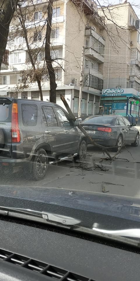 Из-за непогоды в стране пострадало большое количество автомобилей