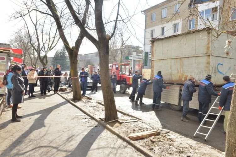 Очищение Кишинева продолжается: в центре и у РКБ убрали старые киоски