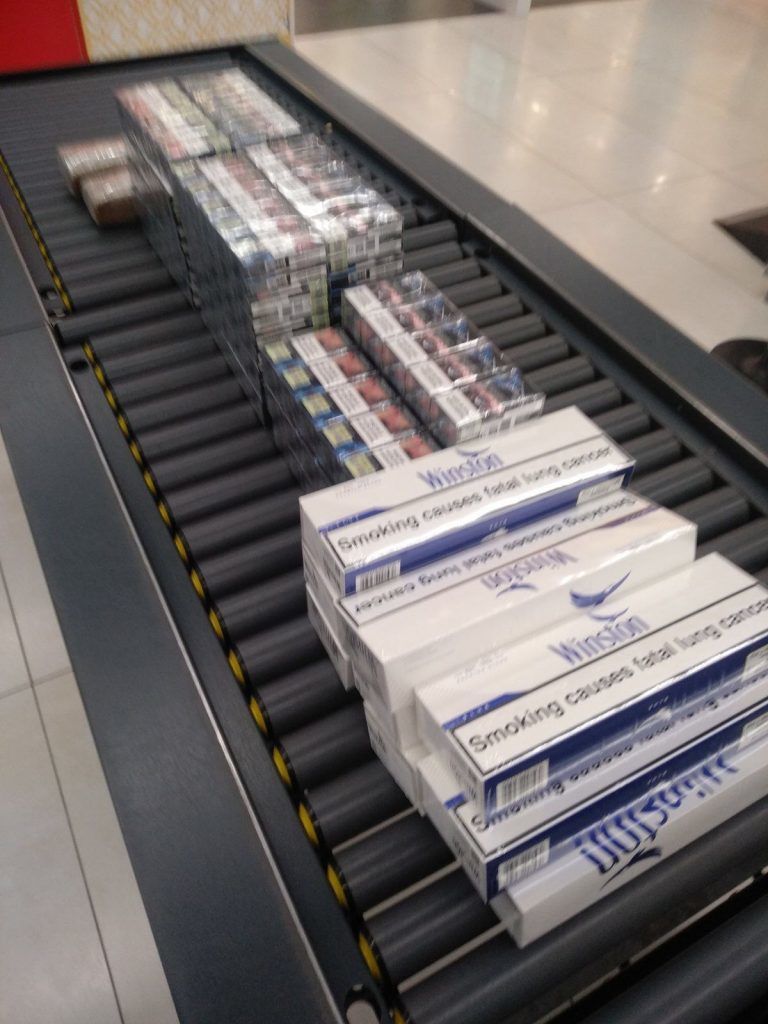 В аэропорту Кишинева нашли 400 пачек сигарет, спрятанных среди цветочных горшков
