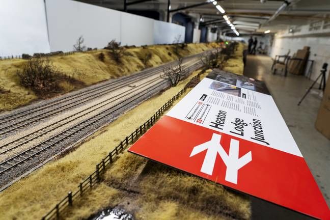 Британец потратил £250 тыс. на строительство самой большой игрушечной железной дороги