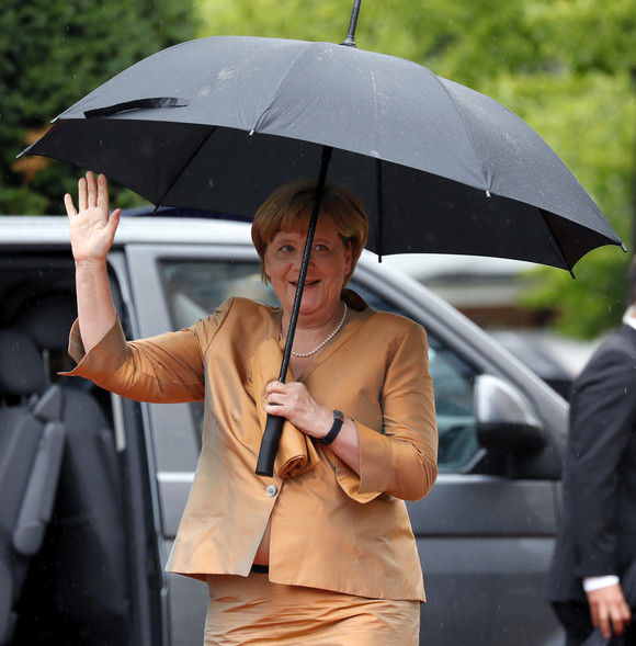 Angela Merkel, cu burta la vedere, după un gest mai amplu