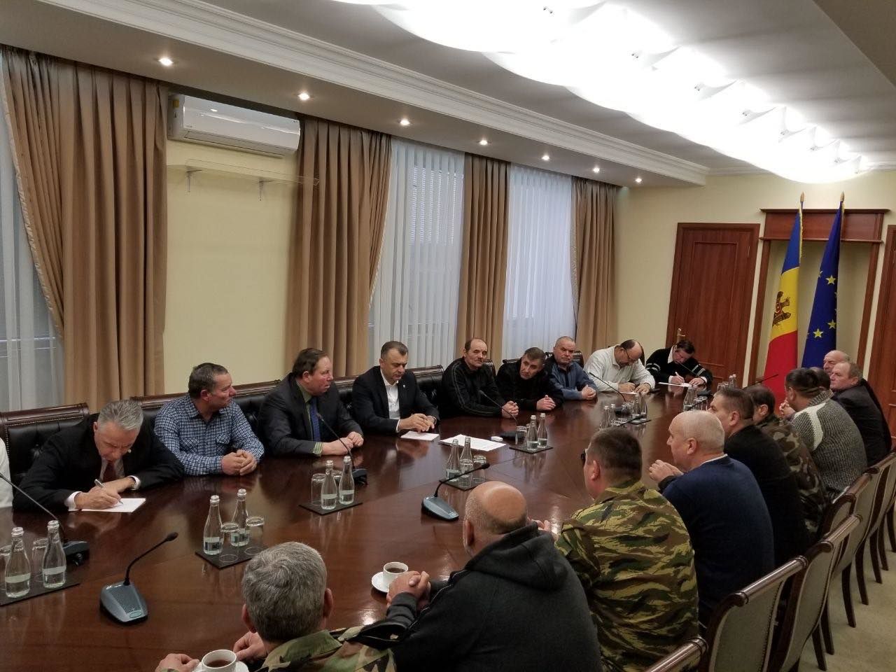 Кику провёл беседу с пришедшими на протест ветеранами