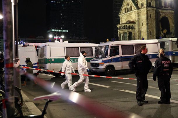 Un camion a intrat în mulțime în apropierea unui târg de Crăciun din Berlin