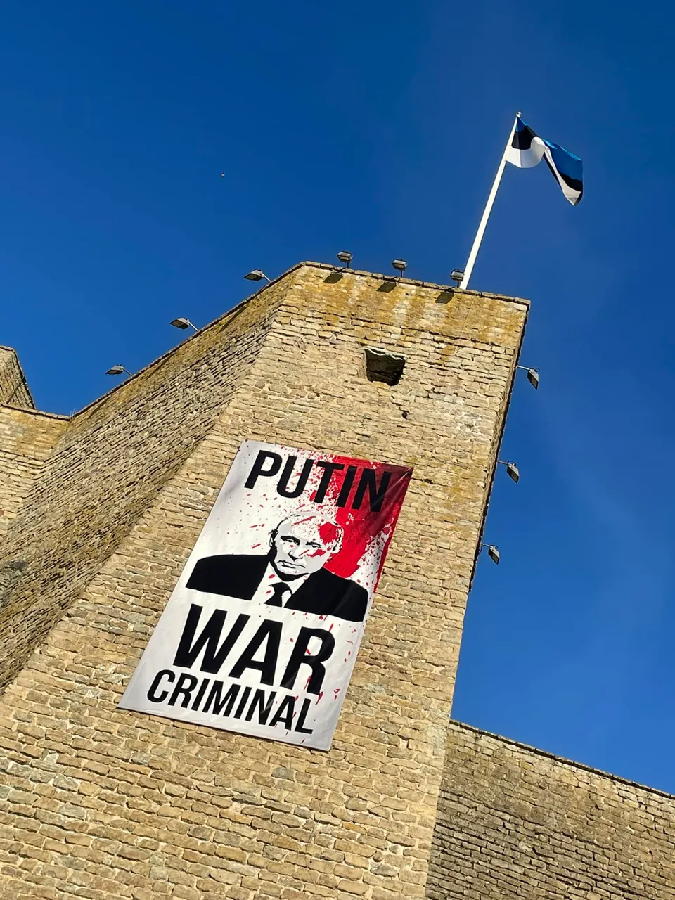 Россия потребовала от Эстонии снять баннер «Путин — военный преступник»
